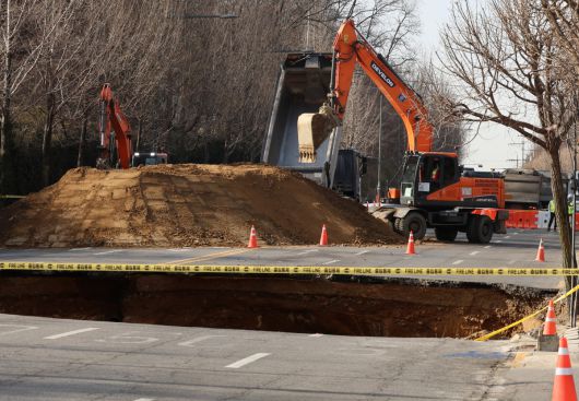 3월 26일 오전 서울 강동구 싱크홀(땅 꺼짐) 사고 현장에서 관계자들이 복구작업 준비를 하고 있다. (뉴시스)