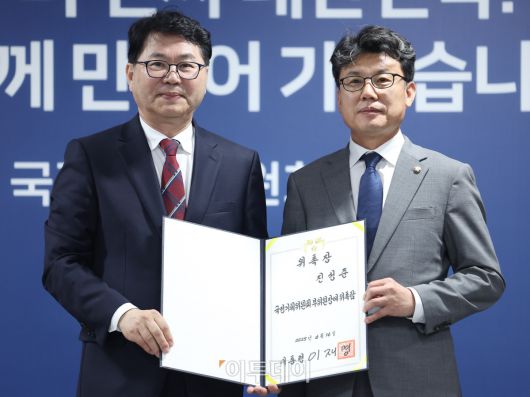 이한주(왼쪽) 국정기획위원장이 16일 서울 종로구 정부서울청사 창성동 별관에서 열린 국정기획위원회 출범식에서 부위원장을 맡은 진성준 더불어민주당 정책위의장에게 위촉장 수여 후 기념촬영을 하고 있다. 이재명 정부의 대통령직인수위원회 역할을 하는 국정기획위는 100대 국정과제를 정리하고 과제별로 추진 시점과 목표 등을 정해 국정운영 5개년 계획을 마련할 방침이다. 조현호 기자 hyunho@