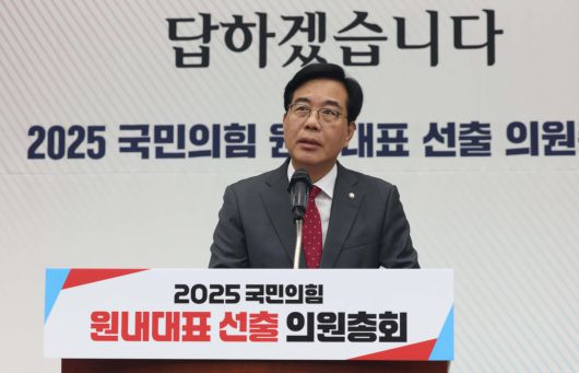 16일 서울 여의도 국회에서 열린 ‘2025 국민의힘 원내대표 선출 선거 의원총회’에서 송언석 후보가 정견발표를 하고 있다. 신태현 기자 holjjak@