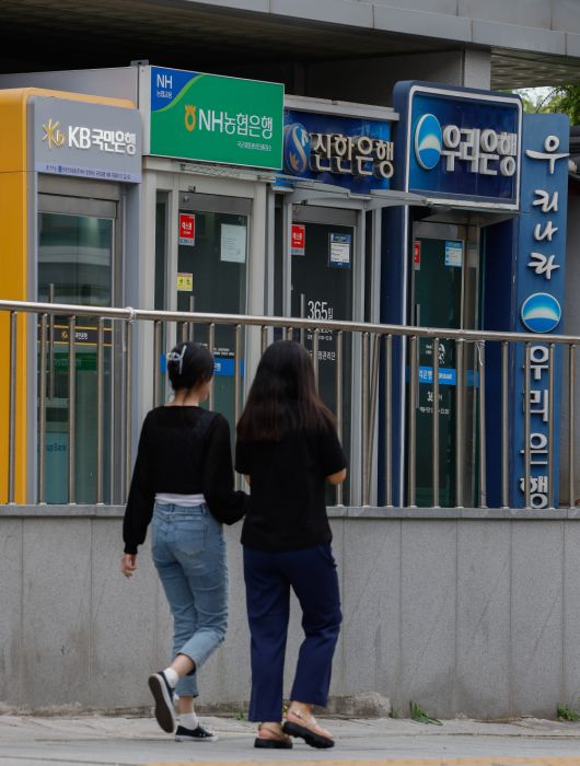 5월 국내은행 원화대출 연체율이 두 달 연속 상승흐름을 이어가고 있다. 금융감독원 16일 발표한 '2024년 5월말 국내은행의 원화대출 연체율 현황'에 따르면 은행 대출 연체율은 0.51%로 전월(0.48%)보다 0.03%포인트 상승했다. 은행 연체율은 2월 0.51%로 4년 9개월만에 최고치를 기록한 뒤 3월 분기 말 상·매각으로 하락했다가 4월 반등한 뒤 두 달째 상승세다. 5월 신규 연체 발생액은 2조7000억원으로 전월(2조6000억원)대비 1000억원 증가했다. 연체채권 정리 규모는 2조원으로 전월대비 5000억원 증가했다. 이날 서울 시내 시중은행의 현금자동입출금기 모습. 조현호 기자 hyunho@