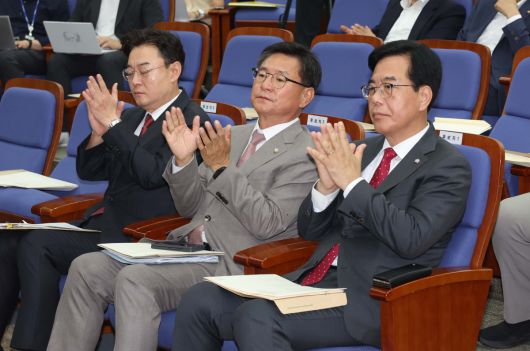 16일 서울 여의도 국회에서 열린 ‘2025 국민의힘 원내대표 선출 선거 의원총회’에서 송언석(오른쪽부터), 이헌승, 김성원 원내대표 후보가 박수치고 있다. 신태현 기자 holjjak@