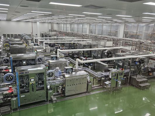 hy 평택공장 생산 라인에서 라벨링, 충전, 포장 등의 작업들이 이뤄지고 있다.