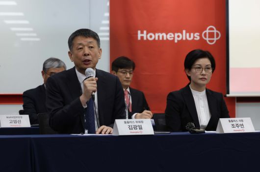 김광일 MBK파트너스 부회장 겸 홈플러스 공동대표가 3월 서울 강서구 홈플러스 본사에서 열린 기업회생절차(법정관리) 관련 기자간담회에서 발언하고 있다.