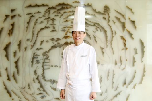 최병석 롯데호텔 서울 한식당 '무궁화' 총괄셰프가 13일 이투데이와 인터뷰에 앞서 포즈를 취하고 있다.