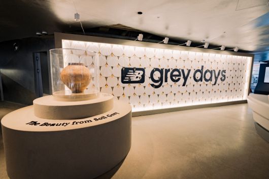 뉴발란스가 카시나 도산 플래그십 스토어에서 연 '2025 그레이 데이' 전시.