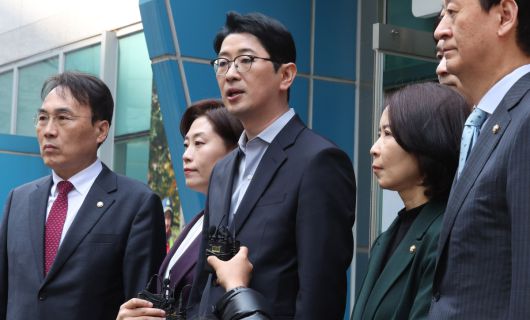 주진우 국민의힘 법률자문위원장이 31일 오후 서울 종로구 서울경찰청 앞에서 이재명 더불어민주당 대표, 방송인 김어준씨 등 72인에 대한 '내란음모(예비적: 내란선전·선동) 혐의 형사 고발장'을 접수 한 후 기자회견을 하고 있다. 2025.03.31.