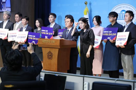 더불어민주당 민병덕 의원이 10일 서울 여의도 국회 소통관에서 디지털자산 기본법 발의 기자회견을 하고 있다.