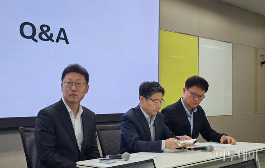 17일 SKT는 서울시 중구 삼화타워에서 해킹 침해 사고 관련 일일 브리핑을 열었다. 사진은 왼쪽부터 김희섭 PR센터장, 임봉호 MNO사업부장, 류정환 네트워크인프라 센터장