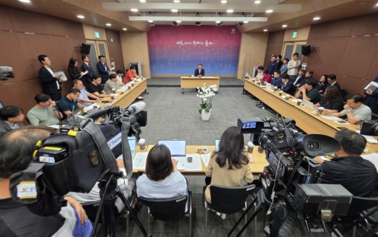 김두겸 울산시장이 16일 오전 시청 프레스센터에서 기자회견을 열고 SK ‘울산 AI 테이터센터’ 유치 배경을 설명하고 있다.