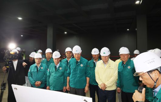 오세훈 서울시장이 본격적인 장마철을 앞두고 18일 서울 관악구 신림공영차고지 빗물저류조 현장을 살펴보고 있다. 신림공영차고지 빗물저류조는 폭우 시 도림천 범람을 막기 위해 3만5000t의 빗물을 일시 저장하도록 설계됐다. 지상과 지하 1층에는 버스주차장으로 활용되는 공영차고지가, 지하 2층에는 빗물저류조가 각각 설치됐다. 오 시장은 현장에서 저류 준비 상태, 펌프설비 작동 준비, 자동제어시스템 운영 방안 등 가동상황을 점검했다. 신태현 기자 holjjak@