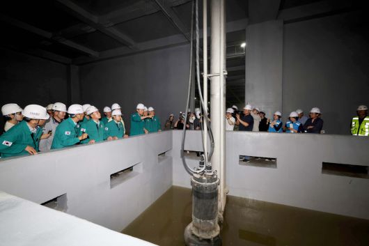 오세훈 서울시장이 본격적인 장마철을 앞두고 18일 서울 관악구 신림공영차고지 빗물저류조 현장을 살펴보고 있다. 신림공영차고지 빗물저류조는 폭우 시 도림천 범람을 막기 위해 3만5000t의 빗물을 일시 저장하도록 설계됐다. 지상과 지하 1층에는 버스주차장으로 활용되는 공영차고지가, 지하 2층에는 빗물저류조가 각각 설치됐다. 오 시장은 현장에서 저류 준비 상태, 펌프설비 작동 준비, 자동제어시스템 운영 방안 등 가동상황을 점검했다. 신태현 기자 holjjak@