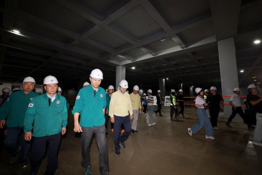 오세훈 서울시장이 본격적인 장마철을 앞두고 18일 서울 관악구 신림공영차고지 빗물저류조 현장을 살펴보고 있다. 신림공영차고지 빗물저류조는 폭우 시 도림천 범람을 막기 위해 3만5000t의 빗물을 일시 저장하도록 설계됐다. 지상과 지하 1층에는 버스주차장으로 활용되는 공영차고지가, 지하 2층에는 빗물저류조가 각각 설치됐다. 오 시장은 현장에서 저류 준비 상태, 펌프설비 작동 준비, 자동제어시스템 운영 방안 등 가동상황을 점검했다. 신태현 기자 holjjak@