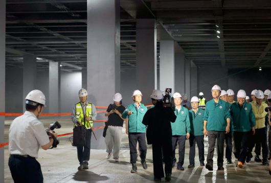 오세훈 서울시장이 본격적인 장마철을 앞두고 18일 서울 관악구 신림공영차고지 빗물저류조 현장을 살펴보고 있다. 신림공영차고지 빗물저류조는 폭우 시 도림천 범람을 막기 위해 3만5000t의 빗물을 일시 저장하도록 설계됐다. 지상과 지하 1층에는 버스주차장으로 활용되는 공영차고지가, 지하 2층에는 빗물저류조가 각각 설치됐다. 오 시장은 현장에서 저류 준비 상태, 펌프설비 작동 준비, 자동제어시스템 운영 방안 등 가동상황을 점검했다. 신태현 기자 holjjak@