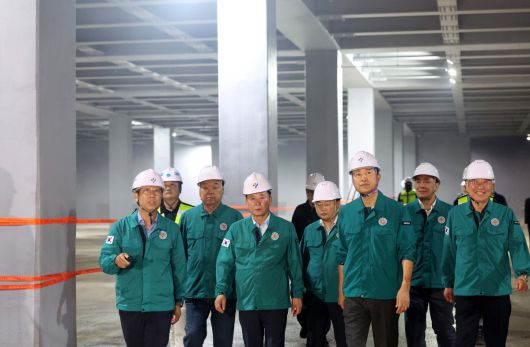 오세훈 서울시장이 본격적인 장마철을 앞두고 18일 서울 관악구 신림공영차고지 빗물저류조 현장을 살펴보고 있다. 신림공영차고지 빗물저류조는 폭우 시 도림천 범람을 막기 위해 3만5000t의 빗물을 일시 저장하도록 설계됐다. 지상과 지하 1층에는 버스주차장으로 활용되는 공영차고지가, 지하 2층에는 빗물저류조가 각각 설치됐다. 오 시장은 현장에서 저류 준비 상태, 펌프설비 작동 준비, 자동제어시스템 운영 방안 등 가동상황을 점검했다. 신태현 기자 holjjak@