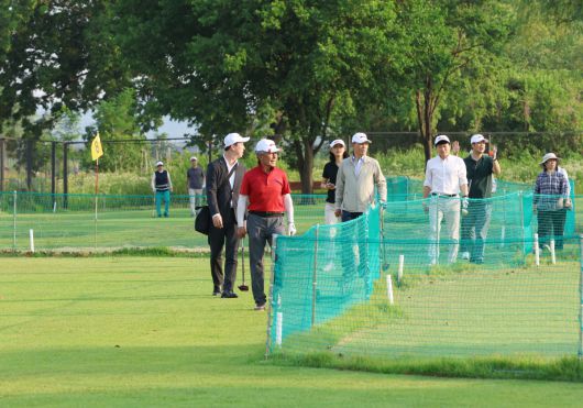 조성명 강남구청장이 17일 탄천파크골프장을 둘러보고 있다. 사진제공-강남구