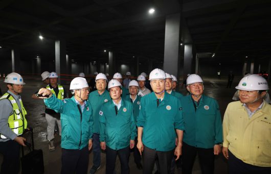 오세훈 서울시장이 본격적인 장마철을 앞두고 18일 서울 관악구 신림공영차고지 빗물저류조 현장을 살펴보고 있다. 신림공영차고지 빗물저류조는 폭우 시 도림천 범람을 막기 위해 3만5000t의 빗물을 일시 저장하도록 설계됐다. 지상과 지하 1층에는 버스주차장으로 활용되는 공영차고지가, 지하 2층에는 빗물저류조가 각각 설치됐다. 오 시장은 현장에서 저류 준비 상태, 펌프설비 작동 준비, 자동제어시스템 운영 방안 등 가동상황을 점검했다. 신태현 기자 holjjak@