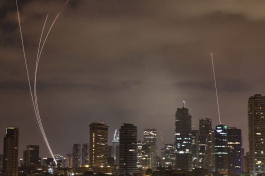 이스라엘 텔아비브에서 16일(현지시간) 오전 방공망 시스템인 아이언돔이 이란에서 발사한 미사일들을 요격하고 있다. 텔아비브/EPA연합뉴스