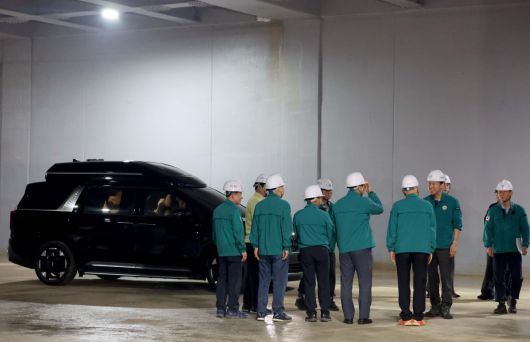 오세훈 서울시장이 본격적인 장마철을 앞두고 18일 서울 관악구 신림공영차고지 빗물저류조 현장을 살펴보기 앞서 관계자들과 인사하고 있다. 신림공영차고지 빗물저류조는 폭우 시 도림천 범람을 막기 위해 3만5000t의 빗물을 일시 저장하도록 설계됐다. 지상과 지하 1층에는 버스주차장으로 활용되는 공영차고지가, 지하 2층에는 빗물저류조가 각각 설치됐다. 오 시장은 현장에서 저류 준비 상태, 펌프설비 작동 준비, 자동제어시스템 운영 방안 등 가동상황을 점검했다. 신태현 기자 holjjak@