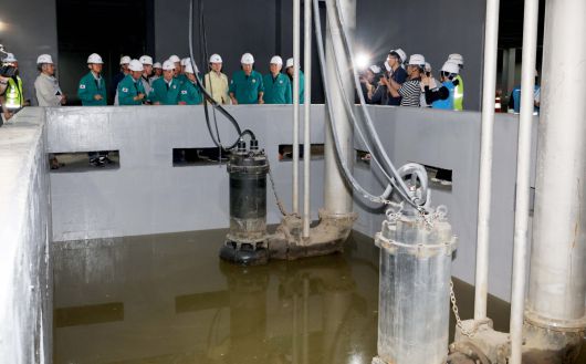 오세훈 서울시장이 본격적인 장마철을 앞두고 18일 서울 관악구 신림공영차고지 빗물저류조 현장을 살펴보고 있다. 신림공영차고지 빗물저류조는 폭우 시 도림천 범람을 막기 위해 3만5000t의 빗물을 일시 저장하도록 설계됐다. 지상과 지하 1층에는 버스주차장으로 활용되는 공영차고지가, 지하 2층에는 빗물저류조가 각각 설치됐다. 오 시장은 현장에서 저류 준비 상태, 펌프설비 작동 준비, 자동제어시스템 운영 방안 등 가동상황을 점검했다. 신태현 기자 holjjak@