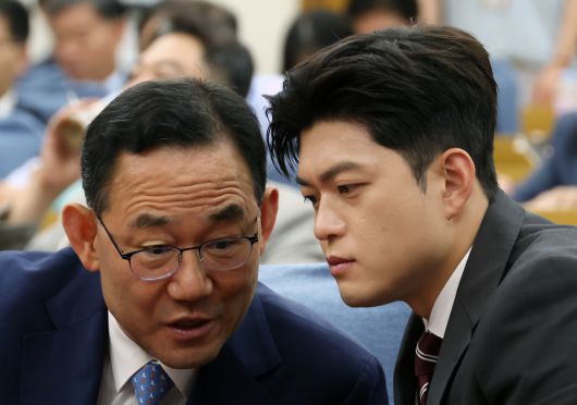 주호영 국회부의장과 김용태국민의힘 비상대책위원장이 18일 서울 여의도 국회 의원회관에서 열린 군 공항 이전사업 국정과제 채택을 위한 국회 정책세미나에서 대화하고 있다. 2025.06.18.