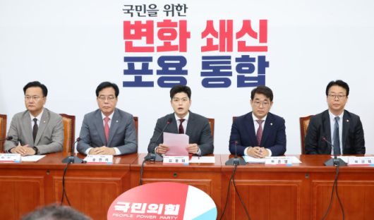 국민의힘 김용태 비상대책위원장이 19일 서울 여의도 국회에서 열린 "비리백화점 이재명 정부 인사청문회 대책회의"에서 발언하고 있다.