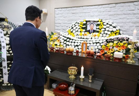 김민석 국무총리 후보자가 16일 충남 태안군 태안의료원에 마련된 태안화력 고(故) 김충현 노동자 빈소를 찾아 조문하고 있다.