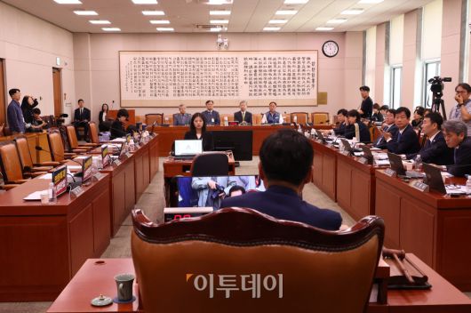 서보학 경희대 법학전문대학원 교수가 지난달 14일 서울 여의도 국회 법제사법위원회에서 열린 조희대 대법원장 등 사법부의 대선 개입 의혹 진상 규명 청문회에서 국민의 힘이 퇴장한 가운데 의원 질의에 답하고 있다.