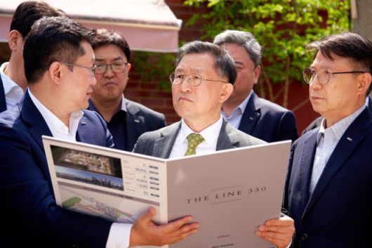 정경구(가운데) HDC현대산업개발 대표이사가 24일 용산정비창 전면1구역 재개발 사업지 현장을 방문해 현장을 둘러보고 있다.