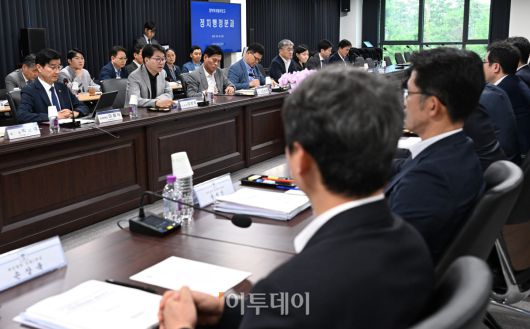 이한주 국정기획위원장이 20일 서울 종로구 정부서울청사 창성동 별관에서 열린 검찰청 업무보고에서 모두발언을 하고 있다. 조현호 기자 hyunho@