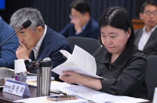국정기획위원회 정치행정분과 전문위원을 맡은 임은정 대전지검 부장검사가 20일 서울 종로구 정부서울청사 창성동 별관에서 열린 검찰청 업무보고에서 자료를 살피고 있다. 조현호 기자 hyunho@