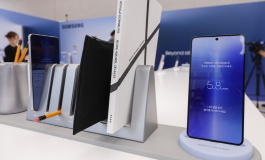삼성전자 초슬림형 스마트폰 갤럭시 S25 엣지가 공개된 13일 서울 서초구 서울강남에 갤럭시 S25 엣지가 전시되어 있다. 조현호 기자 hyunho@