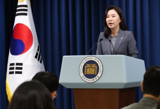 현안 설명하는 강유정 대변인    (서울=연합뉴스) 한상균 기자 = 강유정 대통령실 대변인이 16일 용산 대통령실에서 국민추천제 등 현안 관련 설명을 하고 있다. 2025.6.16    xyz@yna.co.kr/2025-06-16 10:10:41/<저작권자 ⓒ 1980-2025 ㈜연합뉴스. 무단 전재 재배포 금지, AI 학습 및 활용 금지>