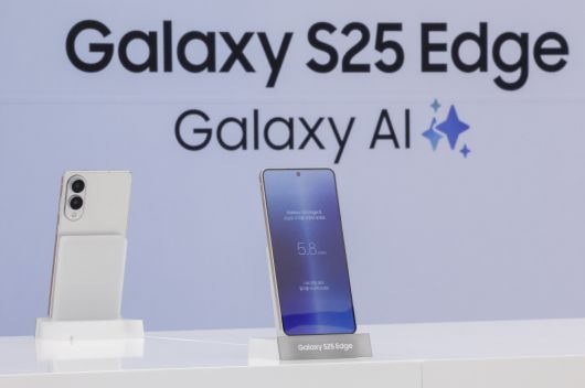 삼성전자 초슬림형 스마트폰 갤럭시 S25 엣지가 공개된 13일 서울 서초구 서울강남에 갤럭시 S25 엣지가 전시되어 있다. 조현호 기자 hyunho@