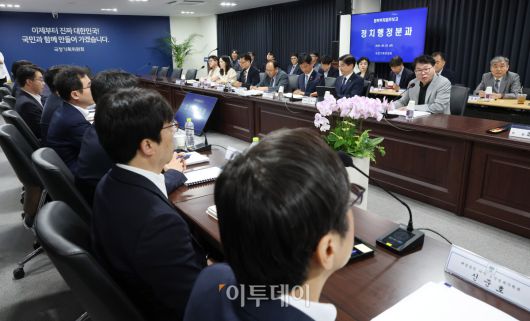 이한주 국정기획위원장이 20일 서울 종로구 정부서울청사 창성동 별관에서 열린 검찰청 업무보고에서 모두발언을 하고 있다.  조현호 기자 hyunho@