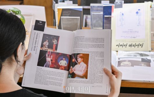 20일 서울 서초구 국립중앙도서관 연속간행물실에 마련된 한국 창작 뮤지컬 '어쩌면 해피엔딩'의 미국 토니상 최초 6관왕 기념 K-뮤지컬 특별코너에서 한 이용객이 토니상 수상 관련 기사를 살펴보고 있다. 국립중앙도서관이 한국 뮤지컬의 태동과 성장, 세계 무대에서의 가능성을 조명하기 위해 마련한 이번 코너는 작품에 관한 자료, 박찬휴 작가 과거 인터뷰, 토니상 시상식 영상 등을 전시한다. 조현호 기자 hyunho@