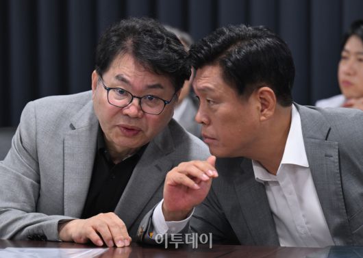 이한주 국정기획위원장(왼쪽)과 조승래 대변인이 20일 서울 종로구 정부서울청사 창성동 별관에서 열린 검찰청 업무보고에서 대화하고 있다. 조현호 기자 hyunho@