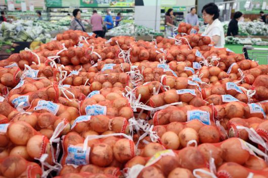 지난달 농산물과 석탄 등 에너지 가격이 하락하면서, 생산자물가가 1년 6개월 만에 가장 큰 폭으로 내렸다. 20일 한국은행에 따르면 5월 생산자물가지수는 2020년을 100으로 봤을 때, 직전 달보다 0.4% 낮은 119.66으로 집계됐다. 4월에 이어 두 달 연속 하락했으며 지난 2023년 11월 이후 가장 큰 내림폭이다. 직전 달과 비교해보면, 참외가 53%, 양파가 42% 가격이 떨어져 농림수산품이 4.4% 낮아졌고, 공산품 가운데서는 석탄·석유제품이 4.2% 하락해 생산자물가를 끌어내렸다. 이날 서울의 한 대형마트에서 시민들이 장을 보고 있다. 신태현 기자 holjjak@