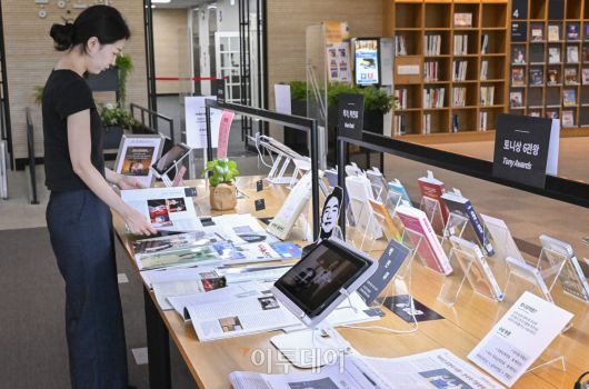 20일 서울 서초구 국립중앙도서관 연속간행물실에 한국 창작 뮤지컬 '어쩌면 해피엔딩'의 미국 토니상 최초 6관왕 기념 K-뮤지컬 특별코너가 마련되어 있다. 국립중앙도서관이 한국 뮤지컬의 태동과 성장, 세계 무대에서의 가능성을 조명하기 위해 마련한 이번 코너는 작품에 관한 자료, 박찬휴 작가 과거 인터뷰, 토니상 시상식 영상 등을 전시한다. 조현호 기자 hyunho@