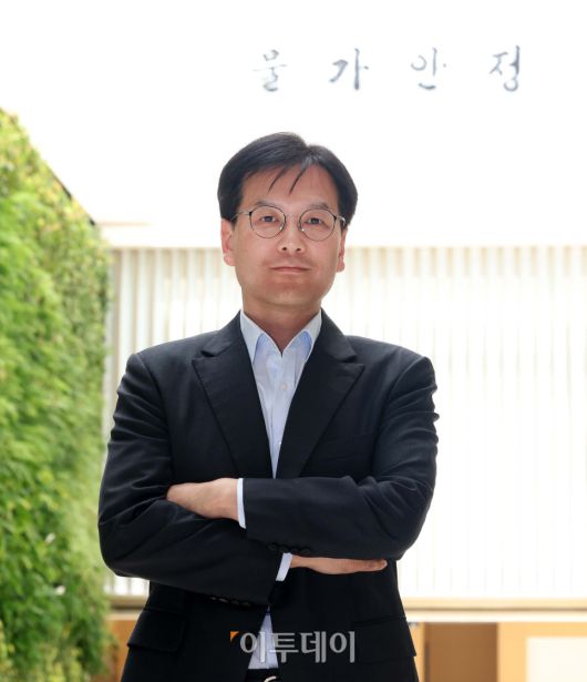 김병국 한국은행 통화정책국 팀장이 11일 서울 중구 한국은행에서 이투데이와 인터뷰에 앞서 포즈를 취하고 있다. 신태현 기자 holjjak@