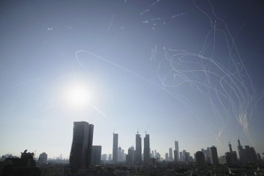 19일(현지시간) 이스라엘 텔아비브 상공에서 이스라엘 방공 시스템이 이란에서 발사된 미사일을 요격하고 있다. 텔아비브/AP연합뉴스