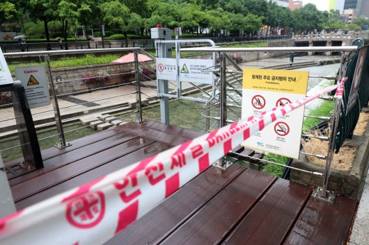 본격적인 장마가 시작, 서울에 호우주의보가 경기·인천에 호우경보가 발령된 20일 서울 청계천 산책로의 출입이 통제돼 있다. 신태현 기자 holjjak@