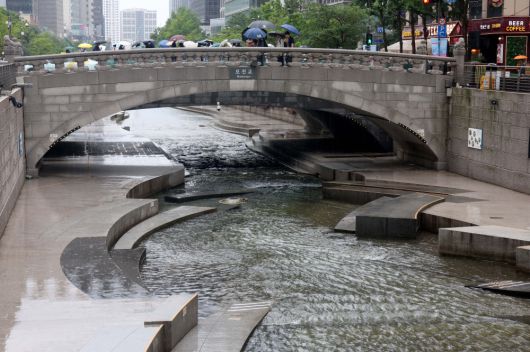 본격적인 장마가 시작, 서울에 호우주의보가 경기·인천에 호우경보가 발령된 20일 서울 청계천 산책로의 출입이 통제돼 있다. 신태현 기자 holjjak@