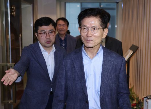 김문수 전 대선 후보가 20일 오전 서울 여의도 국회 인근 식당에서 차명진·박계동 전 의원 등 캠프 관계자들과 식사를 위해 이동하고 있다.