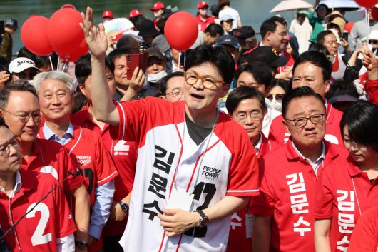 한동훈 전 국민의힘 대표가 25일 서울 송파구 석촌호수에서 김문수 국민의힘 대선 후보 지지를 호소하고 있다. 2025.05.25.