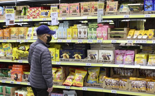 서울 시내 한 대형마트에 자체 브랜드 제품(PB)과자가 판매되고 있다.