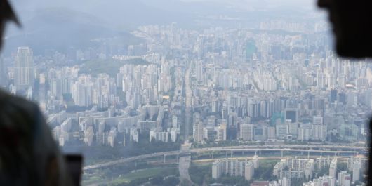 서울부동산정보광장에 따르면 지난 6일까지 신고된 5월 서울 아파트 거래는 5478건으로, 4월 거래(5368건)보다 많다. 토지거래허가구역 확대 지정 이후 급격히 쪼그라들었던 강남 3구와 용산구 거래가 일제히 전월 거래량을 넘어선 점이 눈에 띈다. 사진은 8일 서울 송파구 서울스카이에서 본 일대 아파트