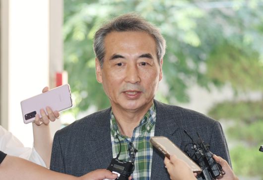 윤석열 전 대통령 배우자 김건희 여사 관련 의혹을 수사하는 민중기 특별검사가 22일 서울 서초구 서초동에 마련된 사무실로 출근하던 중 취재진의 질문에 답하고 있다.