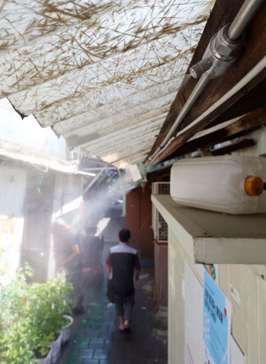 서울 낮 최고기온이 32도까지 오르며 무더운 날씨를 보인 23일 서울 영등포구 쪽방촌 골목에 쿨링포그가 가동되고 있다. 신태현 기자 holjjak@