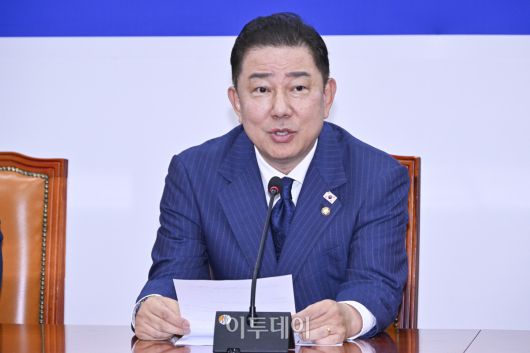 김병기 더불어민주당 당대표 직무대행 겸 원내대표가 23일 서울 여의도 국회에서 열린 더불어민주당 코스피 5000 특별위원회 출범식에서 인사말을 하고 있다. 조현호 기자 hyunho@