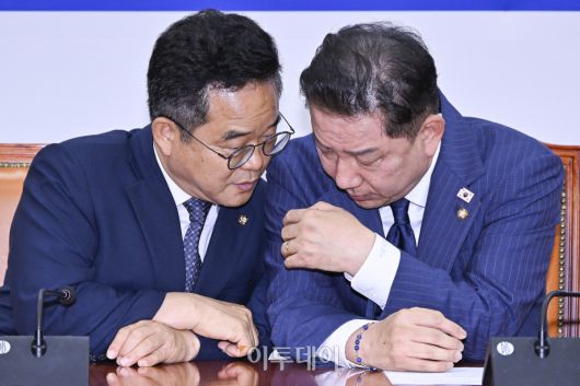 23일 서울 여의도 국회에서 열린 더불어민주당 코스피 5000 특별위원회 출범식에서 김병기(오른쪽) 더불어민주당 당대표 직무대행 겸 원내대표와 민병덕 을지로위원장이 대화를 하고 있다. 조현호 기자 hyunho@